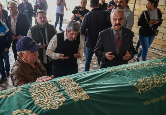 İzmir Foça'da Selin Acı Bırakışı: Kaptanoğlu'nun Cenazesi Son Yolculuğuna Uğurlandı