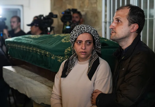 İzmir Foça'da Selin Acı Bırakışı: Kaptanoğlu'nun Cenazesi Son Yolculuğuna Uğurlandı