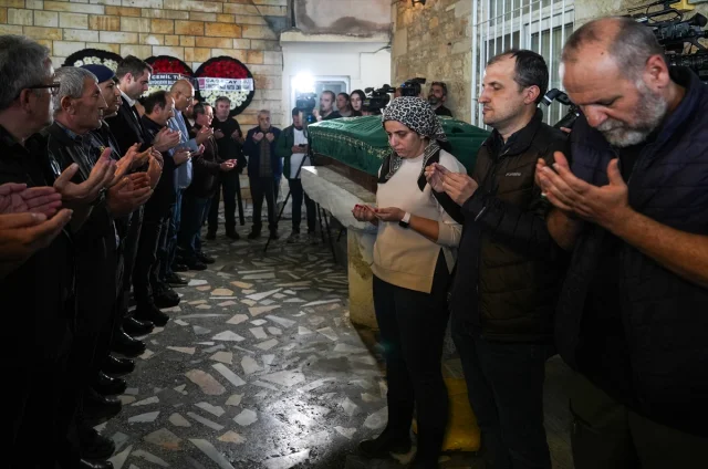 İzmir Foça'da Selin Acı Bırakışı: Kaptanoğlu'nun Cenazesi Son Yolculuğuna Uğurlandı