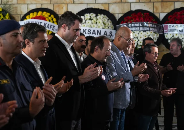 İzmir Foça'da Selin Acı Bırakışı: Kaptanoğlu'nun Cenazesi Son Yolculuğuna Uğurlandı