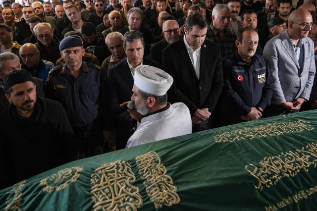 İzmir Foça'da Selin Acı Bırakışı: Kaptanoğlu'nun Cenazesi Son Yolculuğuna Uğurlandı