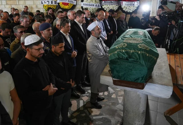 İzmir Foça'da Selin Acı Bırakışı: Kaptanoğlu'nun Cenazesi Son Yolculuğuna Uğurlandı
