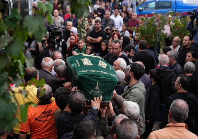 İzmir Foça'da Selin Acı Bırakışı: Kaptanoğlu'nun Cenazesi Son Yolculuğuna Uğurlandı