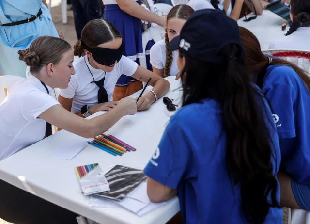 Mersin'de Görme Engellileri Anlayan Festival İzleyicileri Bü...