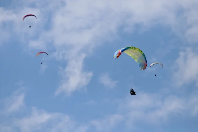 Fethiye'de Gökyüzü Adrenalinle Dolu: Ölüdeniz Hava Oyunları Heyecanı