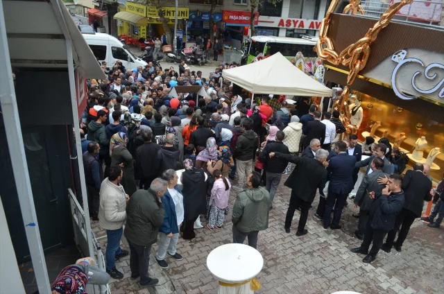 Kuyumcu Açılışında İzdiham Yaşandı