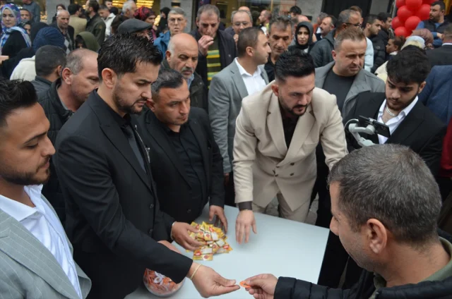 Kuyumcu Açılışında Altın ve Saat Hediye Edildi Halk Sokağa Döküldü