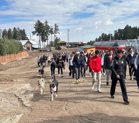 Kars'ta Üniversitelilerden Doğaya Destek: Kayak Pistleri İçin Temizlik Seferberliği