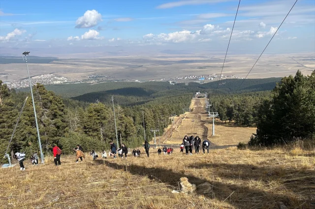 Kars'ta Üniversitelilerden Doğaya Destek: Kayak Pistleri İçin Temizlik Seferberliği