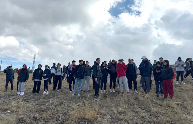 Kars'ta Üniversitelilerden Doğaya Destek: Kayak Pistleri İçin Temizlik Seferberliği