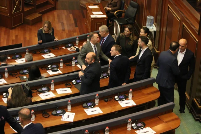 Kosova'nın Geleceği Tehdit Altında Albin Kurti Güvenoyu Alamadı