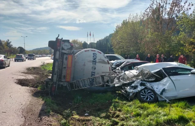 Balıkesir'de Dev Römork Tankeri Park Halindeki Araçlara Çarptı