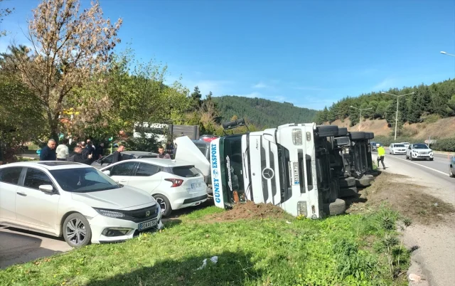 Balıkesir'de Dev Römork Tankeri Park Halindeki Araçlara Çarptı
