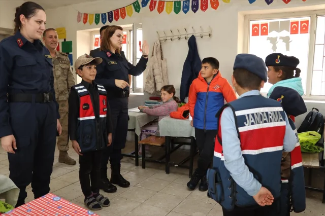 Muş'ta Jandarmadan Köy Okuluna Anlamlı Yardım Eli