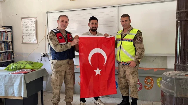 Muş'ta Jandarmadan Köy Okuluna Anlamlı Yardım Eli