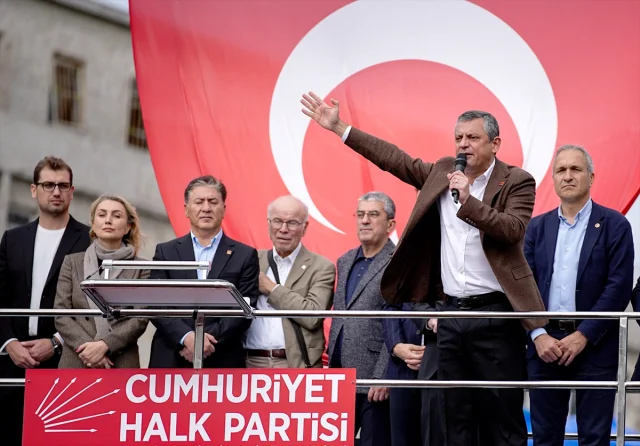 Özgür Özel İstanbul Adliyesi Önünde İmamoğlu'na Destek Verdi
