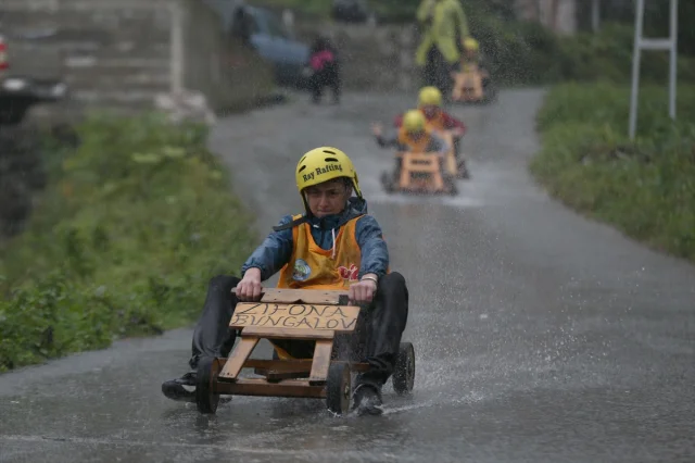 Rize'de Geleneksel "Laz Ralli" Heyecanı Tahta Arabalarla Yaşandı