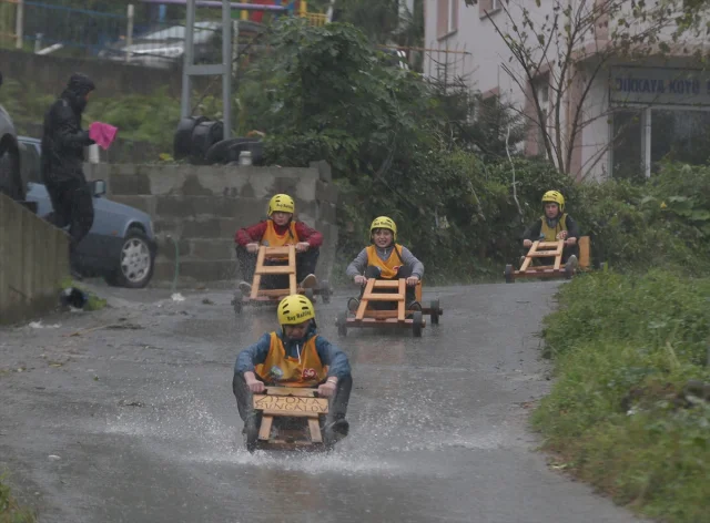 Rize'de Geleneksel "Laz Ralli" Heyecanı Tahta Arabalarla Yaşandı