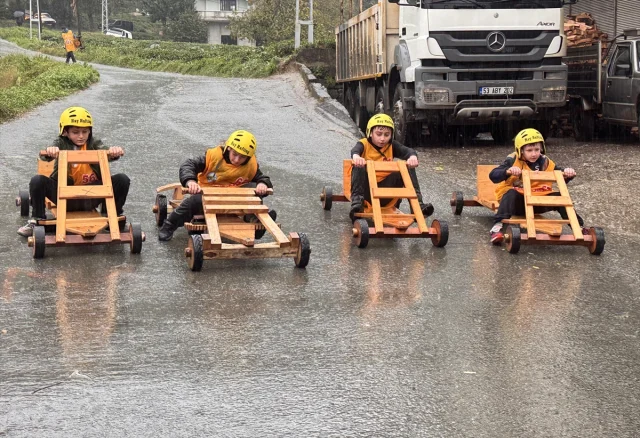 Rize'de Geleneksel "Laz Ralli" Heyecanı Tahta Arabalarla Yaşandı