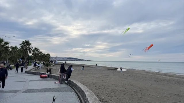 Samsun'da Uçurtma Festivali Rüzgar Estirdi