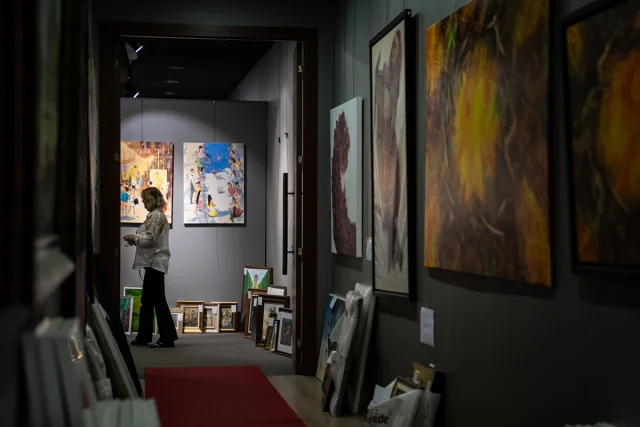 Sanat Tutkunları Müzayedeye Yoğun İlgi Gösterdi