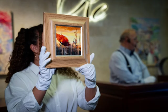 Sanat Tutkunları Müzayedeye Yoğun İlgi Gösterdi