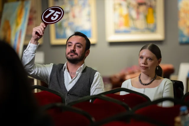 Sanat Tutkunları Müzayedeye Yoğun İlgi Gösterdi