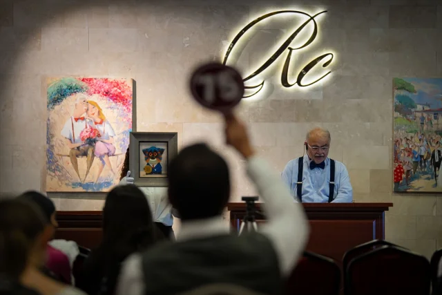 Sanat Tutkunları Müzayedeye Yoğun İlgi Gösterdi