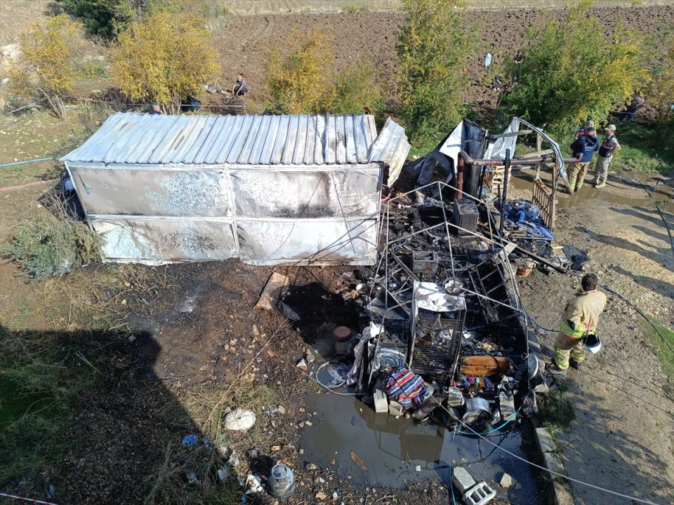 Hatay’da Konteyner Yangını: 1 Yaşındaki Bebek Hayatını Kaybetti, Annesi Yaralandı