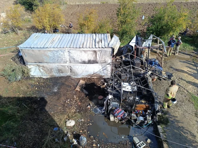 Hatay’da Konteyner Yangını: 1 Yaşındaki Bebek Hayatını Kaybetti, Annesi Yaralandı