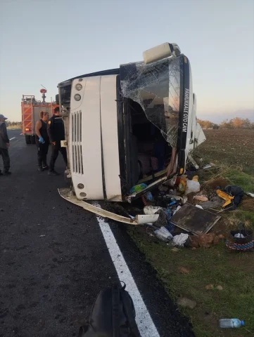 Uşak'ta Tarım İşçilerini Taşıyan Midibüs Devrildi 23 Yaralı Var