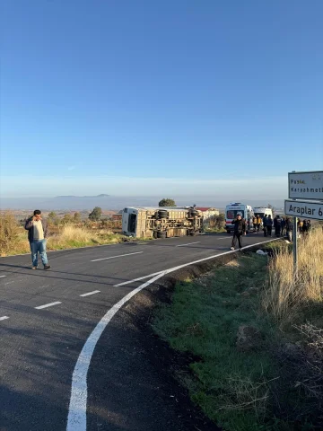 Uşak'ta Tarım İşçilerini Taşıyan Midibüs Devrildi 23 Yaralı Var