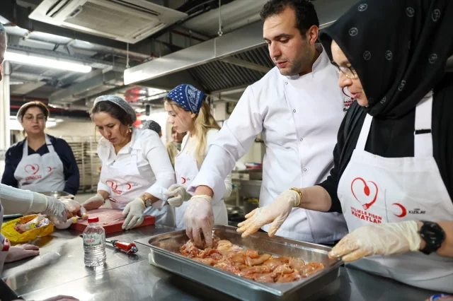 İstanbul'da Depremzede Kadınlara Ünlü Şeflerden Gastronomi Desteği