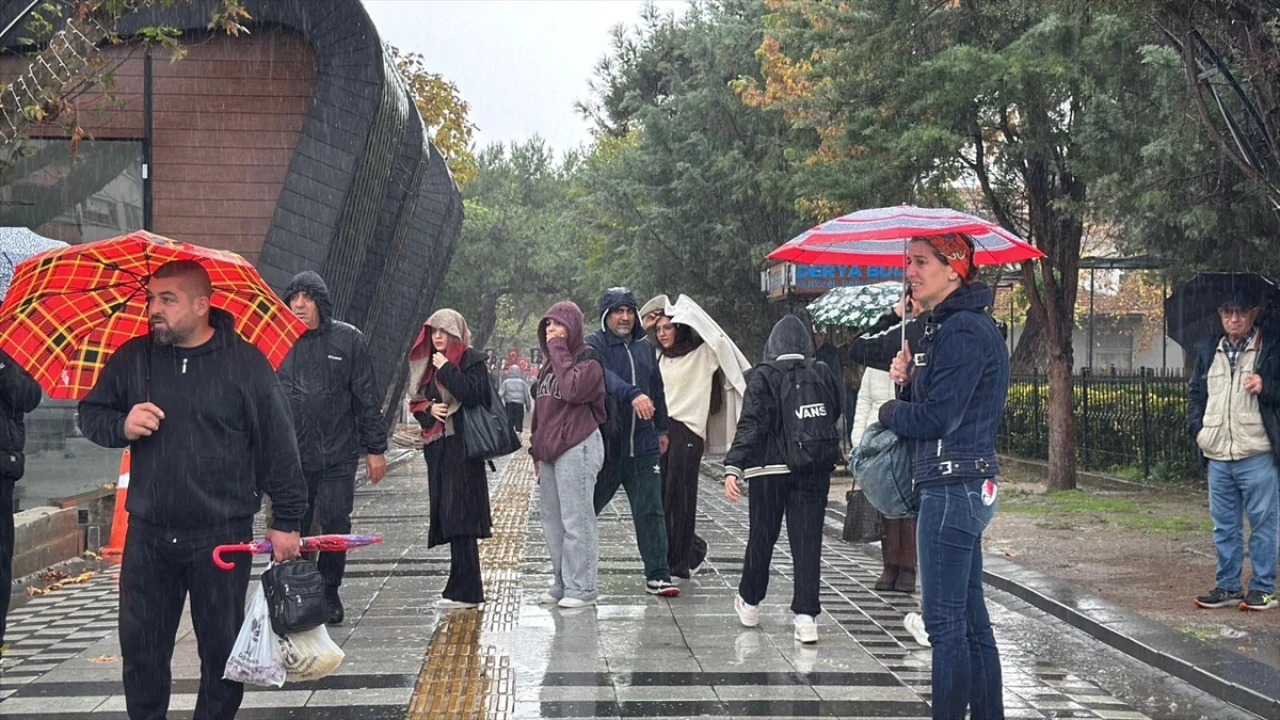 Kırklareli'nde Şiddetli Sağanak Hayatı Olumsuz Etkiliyor