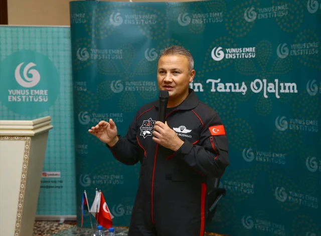 Türkiye'nin İlk Astronotu Alper Gezeravcı Bakü'de Geleceğin...