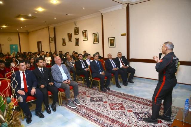 Türkiye'nin İlk Astronotu Alper Gezeravcı Bakü'de Geleceğin Liderlerine İlham Verdi