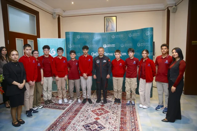 Türkiye'nin İlk Astronotu Alper Gezeravcı Bakü'de Geleceğin Liderlerine İlham Verdi