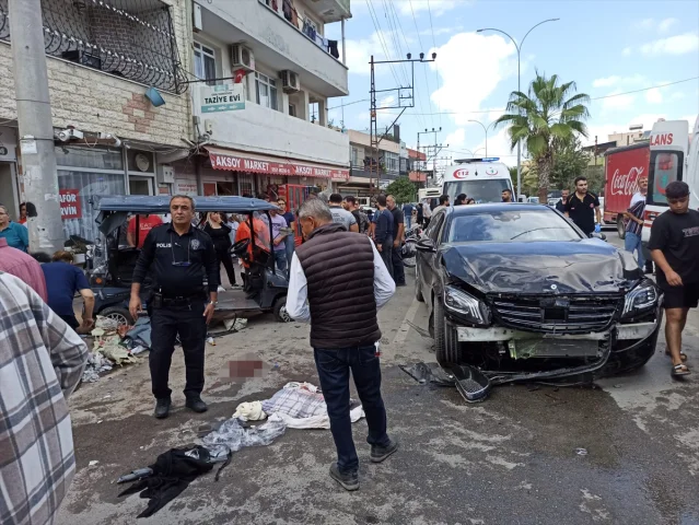 Adana'da Çarpışan Golf Araçları Ortada! Üç Kişi Yaralandı
