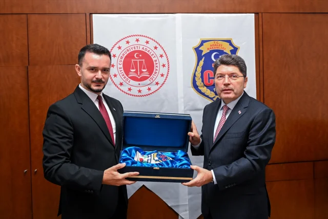 Adalet Bakanı Tunç'un Bosnalı Yetkiliyle Görüşmesinde Öne Çı...
