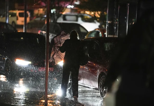 İstanbul'u Vuran Sağanak Yağış Sürücüleri Zorladı!