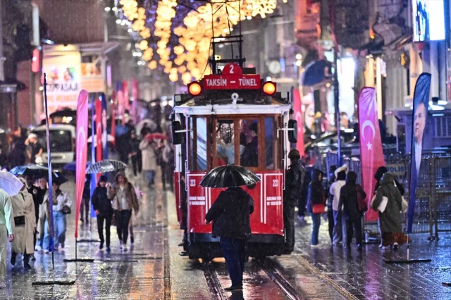İstanbul'u Vuran Sağanak Yağış Sürücüleri Zorladı!