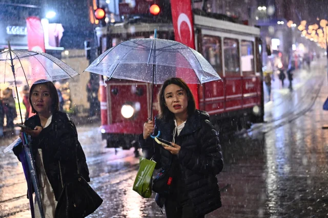 İstanbul'u Vuran Sağanak Yağış Sürücüleri Zorladı!
