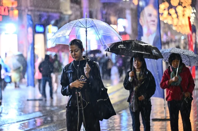 İstanbul'u Vuran Sağanak Yağış Sürücüleri Zorladı!