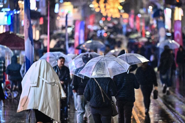 İstanbul'u Vuran Sağanak Yağış Sürücüleri Zorladı!
