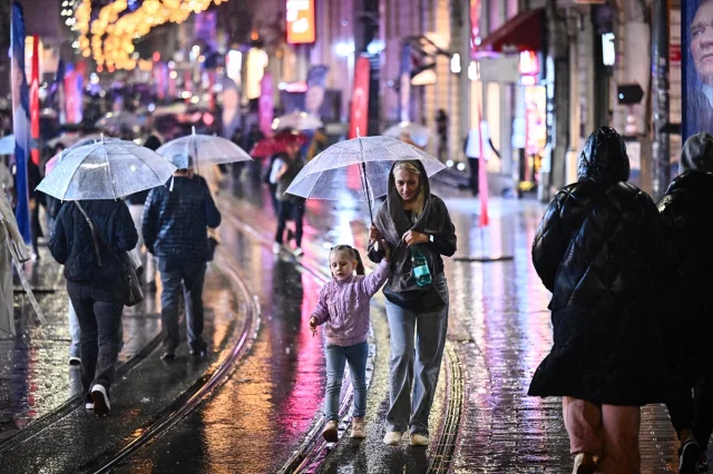 İstanbul'u Vuran Sağanak Yağış Sürücüleri Zorladı!