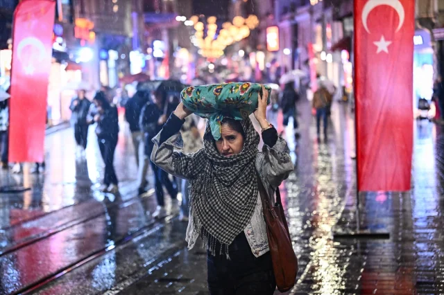 İstanbul'u Vuran Sağanak Yağış Sürücüleri Zorladı!