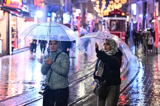 İstanbul'u Vuran Sağanak Yağış Sürücüleri Zorladı!