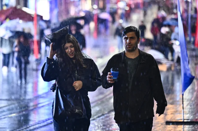 İstanbul'u Vuran Sağanak Yağış Sürücüleri Zorladı!