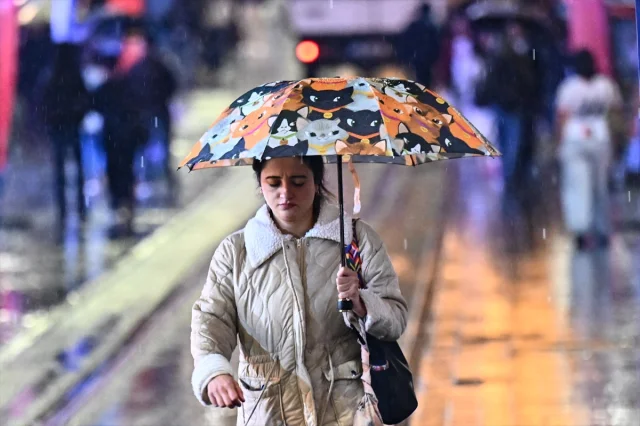 İstanbul'u Vuran Sağanak Yağış Sürücüleri Zorladı!