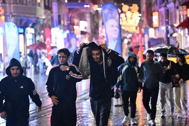 İstanbul'u Vuran Sağanak Yağış Sürücüleri Zorladı!